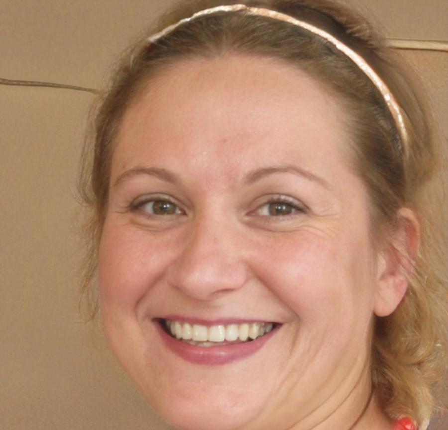 Kundin Gisela Hoffmann mit Finanzunterlagen