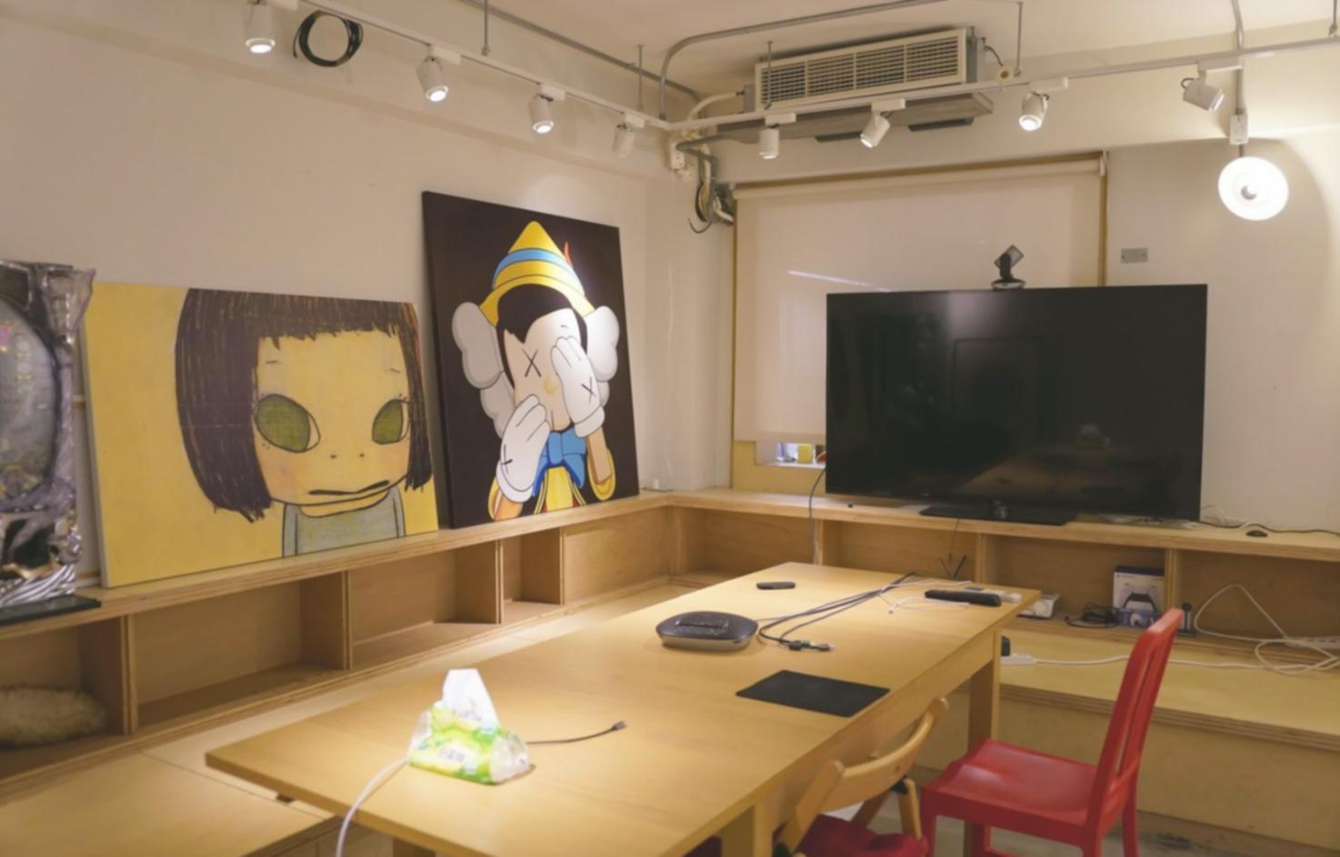 Geschäftsfrau plant Budget mit Dokumenten und Taschenrechner